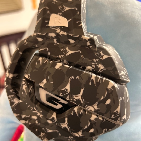 Headphones - Picture 2 of 2